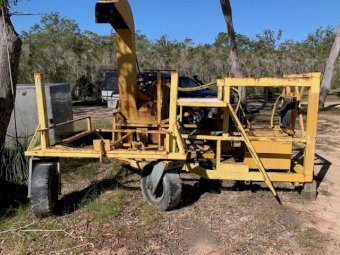 Oil extraction unit and harvester