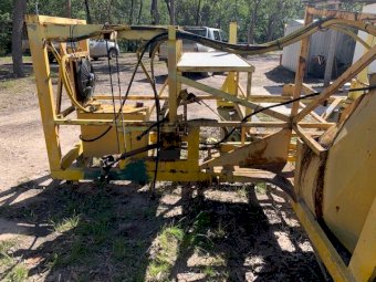 Oil extraction unit and harvester