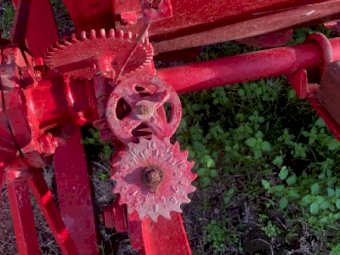 Horse drawn drop super spreader