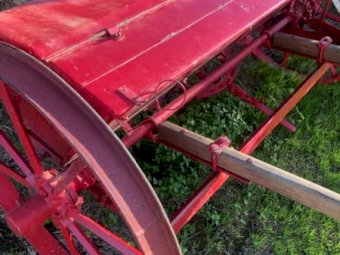 Horse drawn drop super spreader