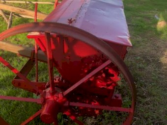 Horse drawn drop super spreader