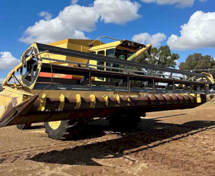 New Holland TR 95 Header with 30' 806 Front