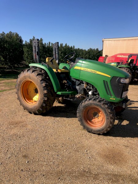 Under Auction - (A223) 2016 John Deere 4105 Tractor 