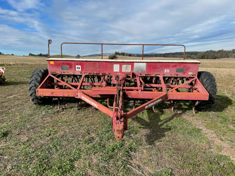 International 511 24 run Seeder