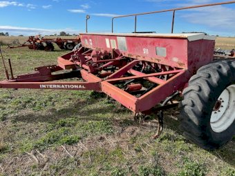 International 511 24 run Seeder
