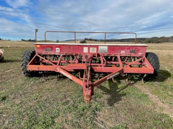 International 511 24 run Seeder