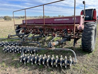 International 511 24 run Seeder