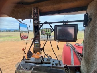 Macdon 9352 Windrower 30' Front