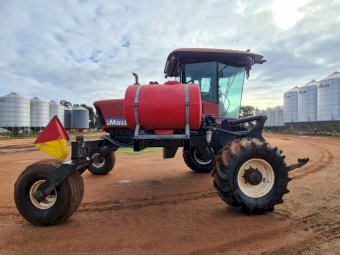 Macdon 9352 Windrower 30' Front