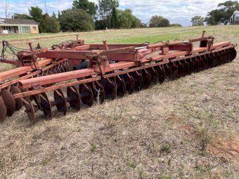 International 770 Offset Discs