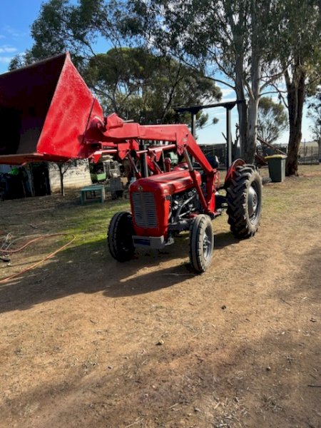 Under Auction - (A225) Massey Ferguson 35 Tractor With Loader 