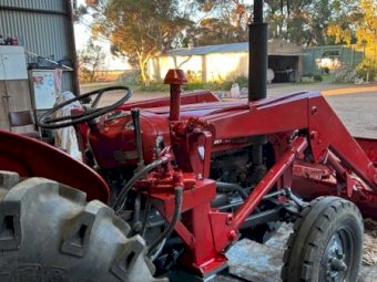 Under Auction - (A225) Massey Ferguson 35 Tractor With Loader 