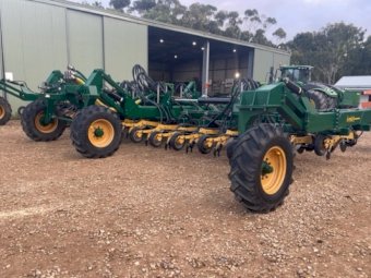 2017 Simplicity 12m 306 Hybrid Allrounder Bar and 2016 Simplicity 17,000L Air Cart