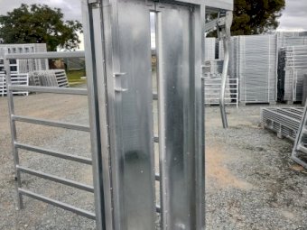 Under Auction - (A225) Cattle Head Bail 