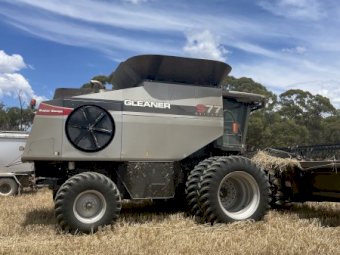 2012 Gleaner S77 Header with 2015 MidWest Durus Premium 41ft Front