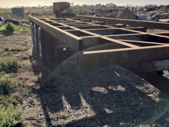 Tri axle hay trailer