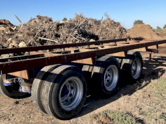 Tri axle hay trailer
