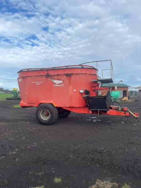 Under Auction - Kuhn 5168 Vertical Feed Mixer 