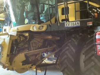 2004 New Holland CR970 Header with 2009 MacDon D60D 45ft Front and Trailer