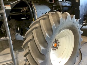 2004 New Holland CR970 Header with 2009 MacDon D60D 45ft Front and Trailer