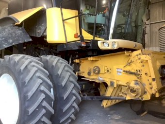 2004 New Holland CR970 Header with 2009 MacDon D60D 45ft Front and Trailer