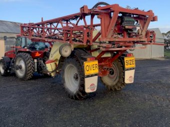 2001 Case IH Magnum 200 Tractor With 2011 Hardie Commander 5000 36mtr