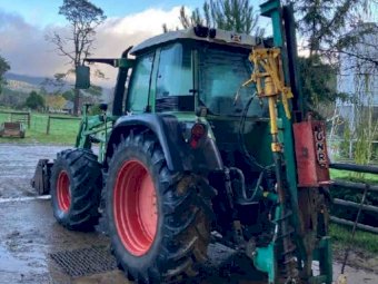 Fendt Vario 411 Tractor with Fendt FEL and 4 in 1 Bucket