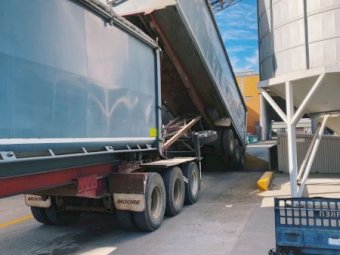 2013 Kenworth T609 with 2002 Moore B Double Tippers