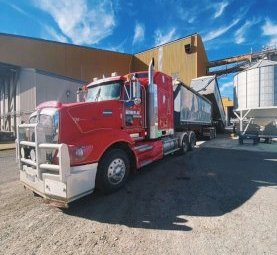 2013 Kenworth T609 with 2002 Moore B Double Tippers