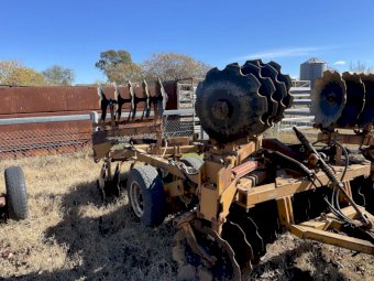 2002 Taylor-Way 46 plate folding wing offset discs