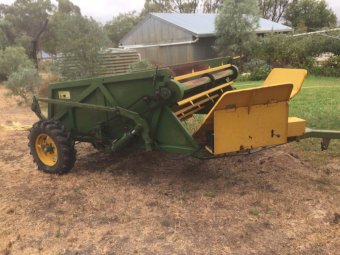 Bushultz Engineers Round bale feed out cart