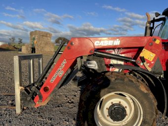 2013 Case IH Maxxum 125 Tractor with Vision Loader