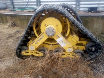 Mattracks suit MacDon