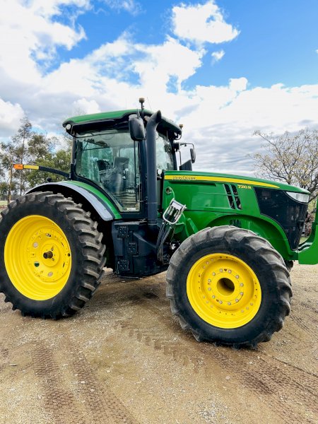 2015 John Deere 7210R Tractor