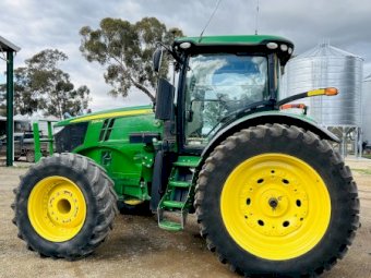 2015 John Deere 7210R Tractor