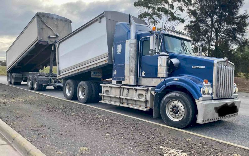 2009 Kenworth T408 SAR with Hamelex White Quad Dog Tipper