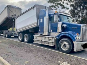2009 Kenworth T408 SAR with Hamelex White Quad Dog Tipper