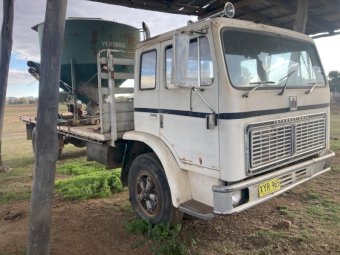 International 1830 B Acco Tray Truck