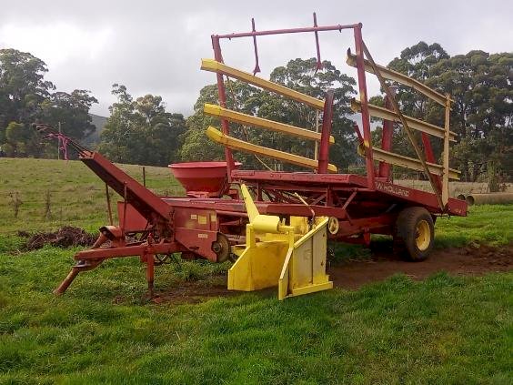 Under Auction - New Holland 1012 PTO Trailing Stackliner 