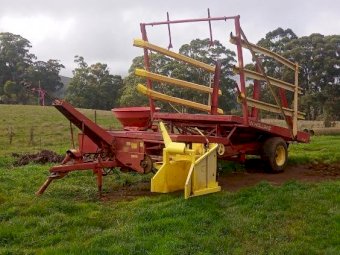Under Auction - New Holland 1012 PTO Trailing Stackliner 