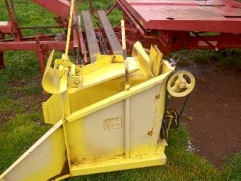 Under Auction - New Holland 1012 PTO Trailing Stackliner 