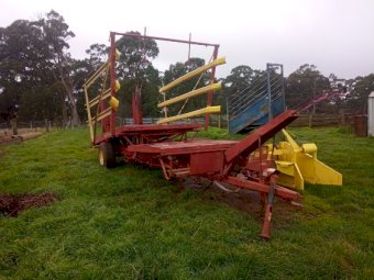 Under Auction - New Holland 1012 PTO Trailing Stackliner 