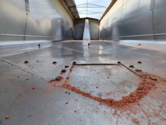 Under Auction - (A230) 1997 Hercules Grain Trailer 