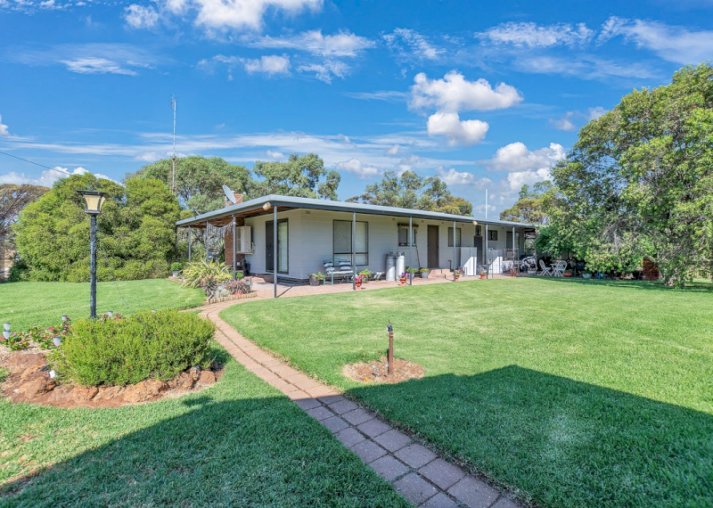 Rural living near Wooroonook Lakes!