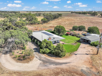 Rural living near Wooroonook Lakes!