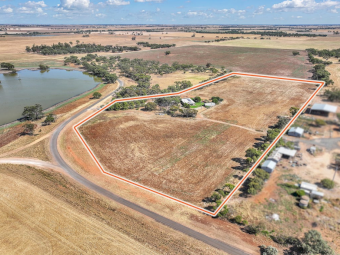 Rural living near Wooroonook Lakes!