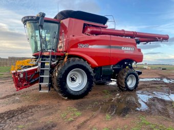 2017 Case IH 7240 Header with 40ft MacDon FD75-D Flex Draper Front