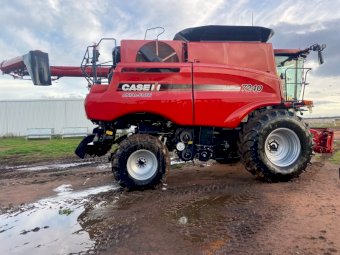2017 Case IH 7240 Header with 40ft MacDon FD75-D Flex Draper Front