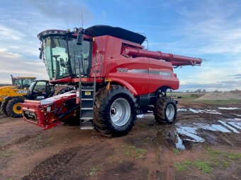 2017 Case IH 7240 Header with 40ft MacDon FD75-D Flex Draper Front