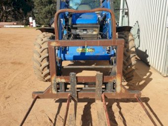 New Holland 8160 FWA 2000 model with Kerfab XTR3800 Front End Loader